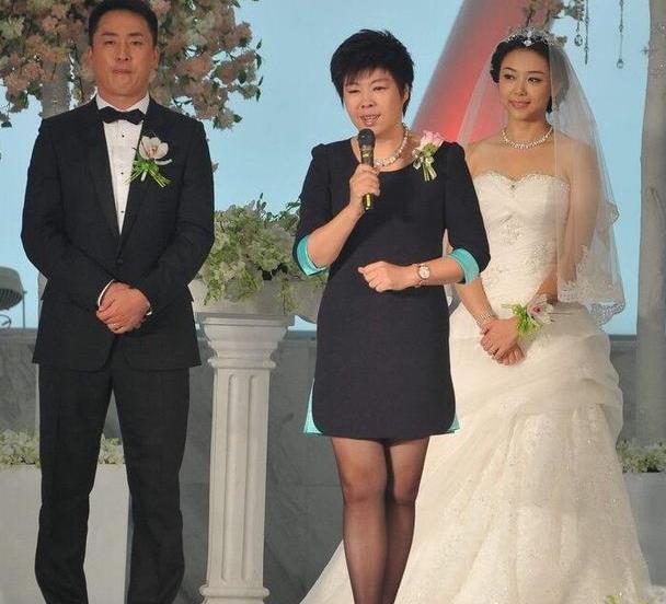 妻子端庄优雅,女儿十分漂亮还是总裁,濮存昕一家近照