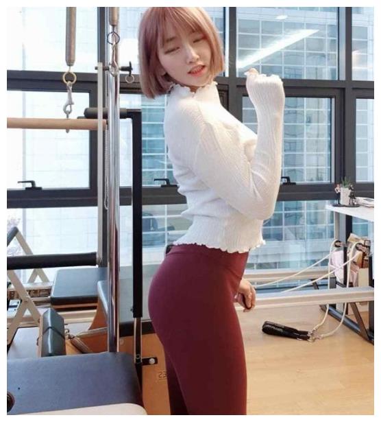 街拍:打底裤使美女身姿看起来更加的有型,彰显女神的青春风采