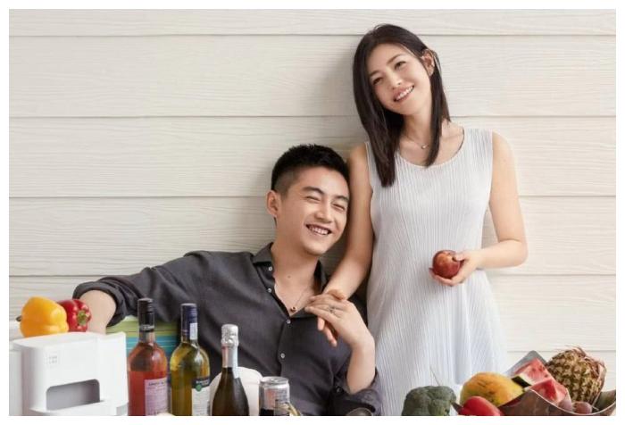 陈妍希挺孕肚探班丈夫,陈晓搬椅暖心让妻坐,工作室宣布二胎喜讯
