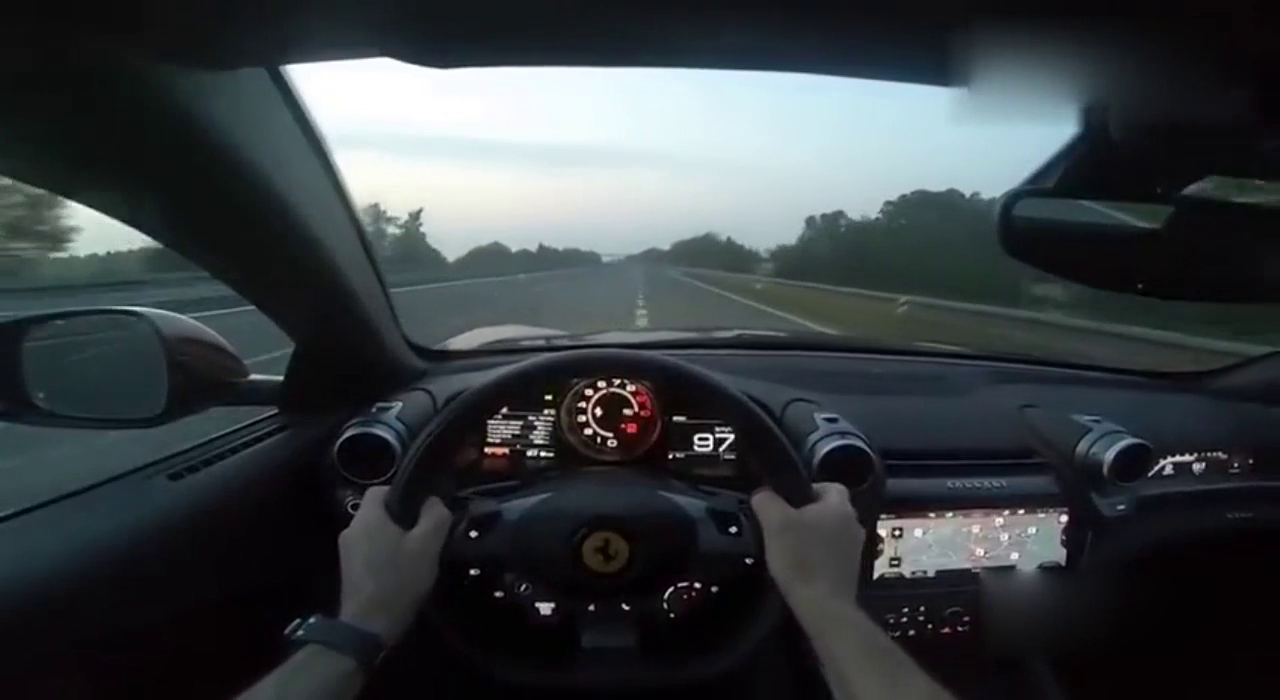 法拉利跑车公路上时速开到335公里，车辆依然还这么平稳