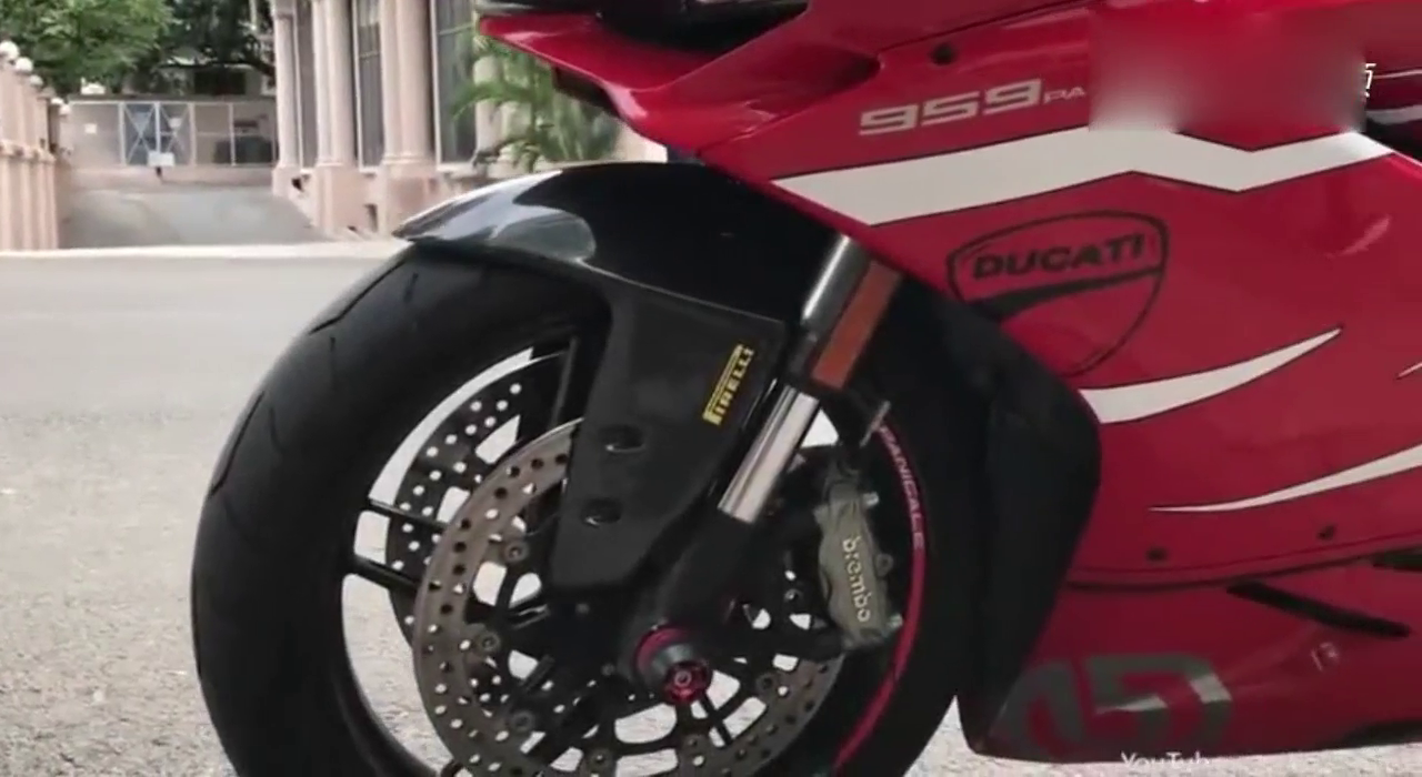 猛拧一把杜卡迪959跑车油门之后，一旁的小摩托瞬间尴尬了！