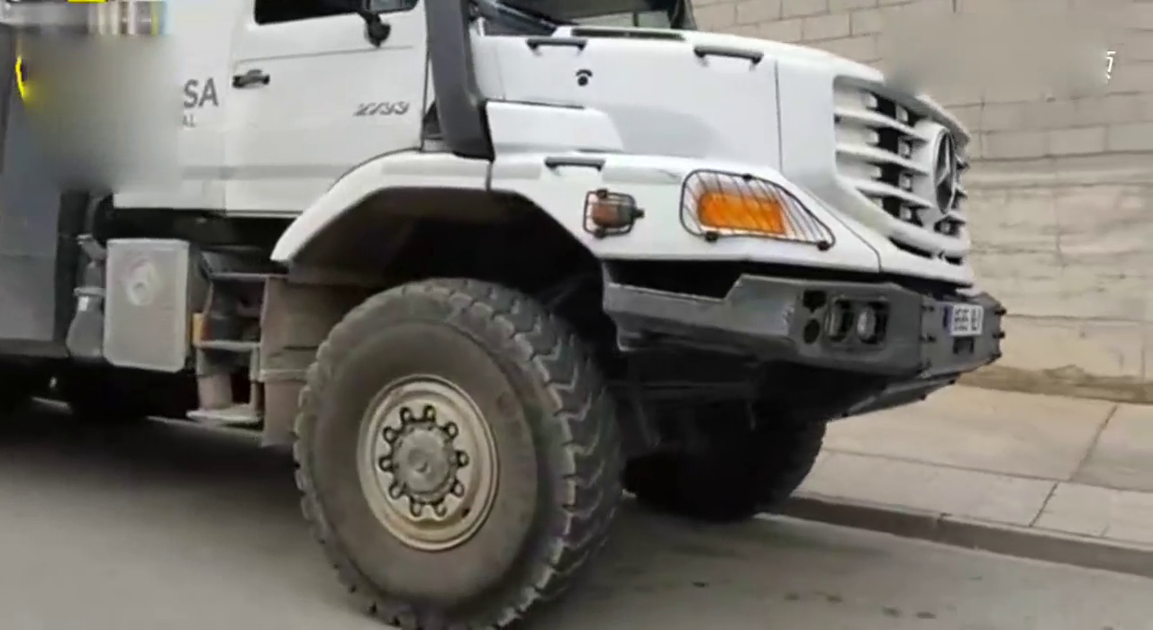 街头拍到的六轮奔驰大卡车，以后在它面前请别提霸气二字