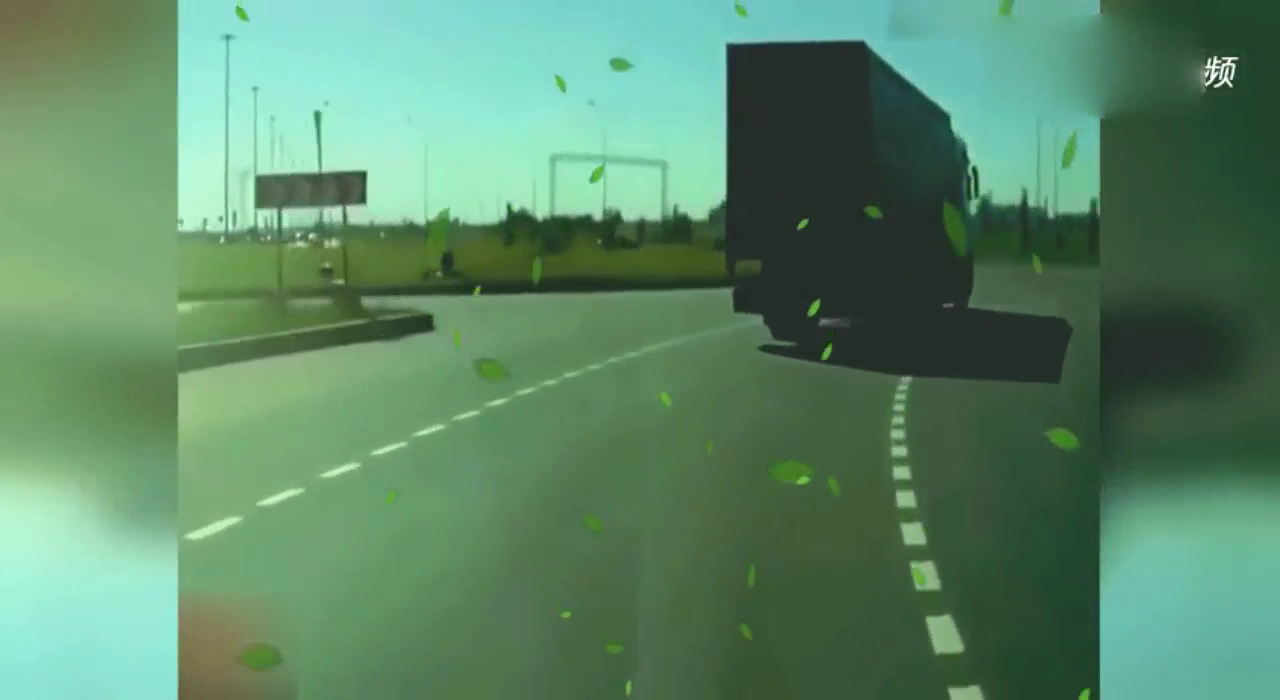 无脑大卡车超速转弯 刮到轿车后直接侧翻