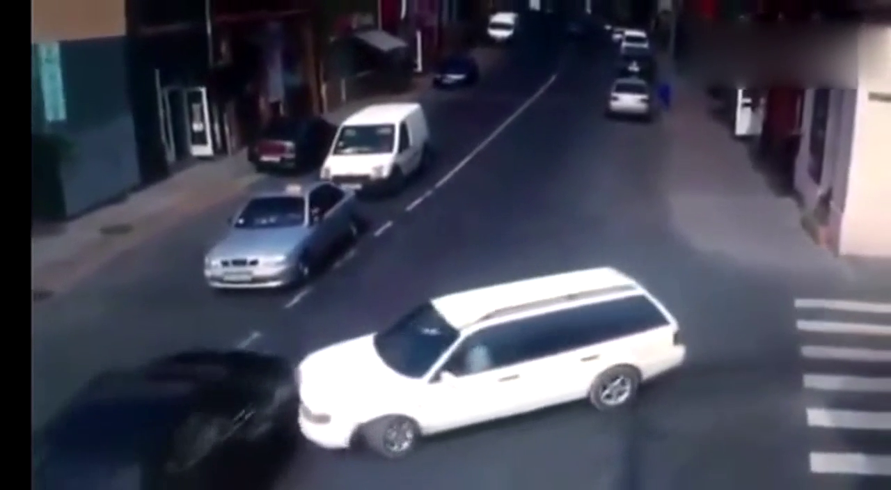 出租车挥手让我先过，我还以为遇到好人了，结局出乎意料