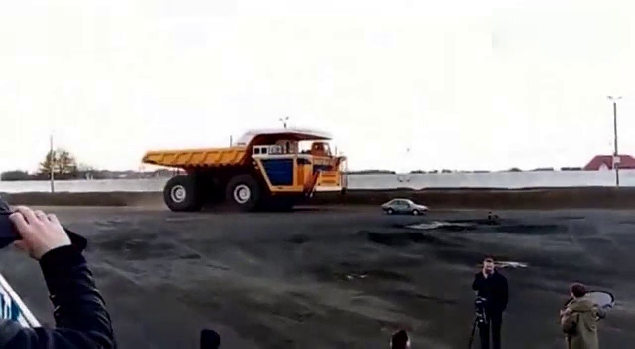 巨无霸卡车轻松碾压小轿车，真是后怕！