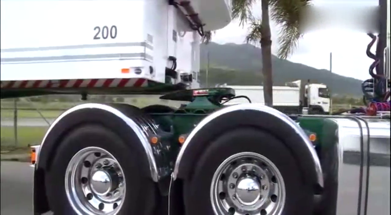 实拍：大型半挂卡车的车头和车厢是如何连接的