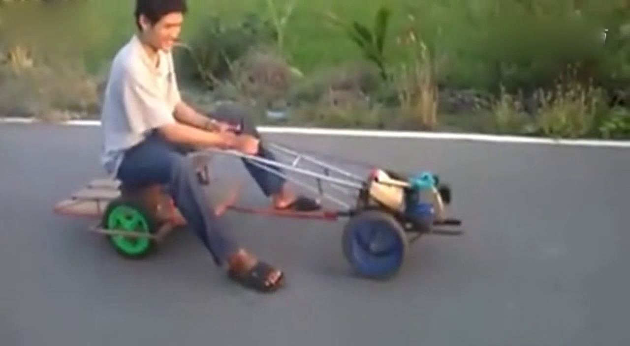 民间高手自制迷你版敞篷拖拉机跑车