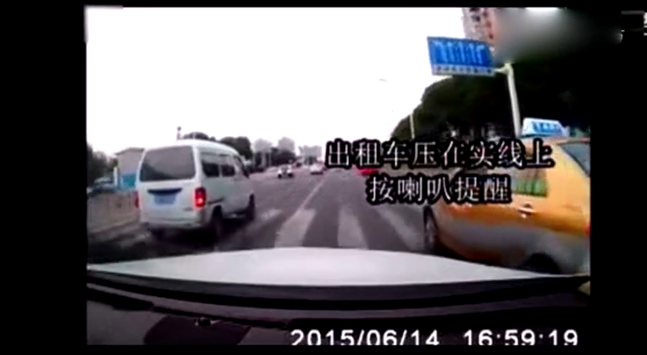 出租车故意挑衅，私家车也不甘示弱，连续虐两次！