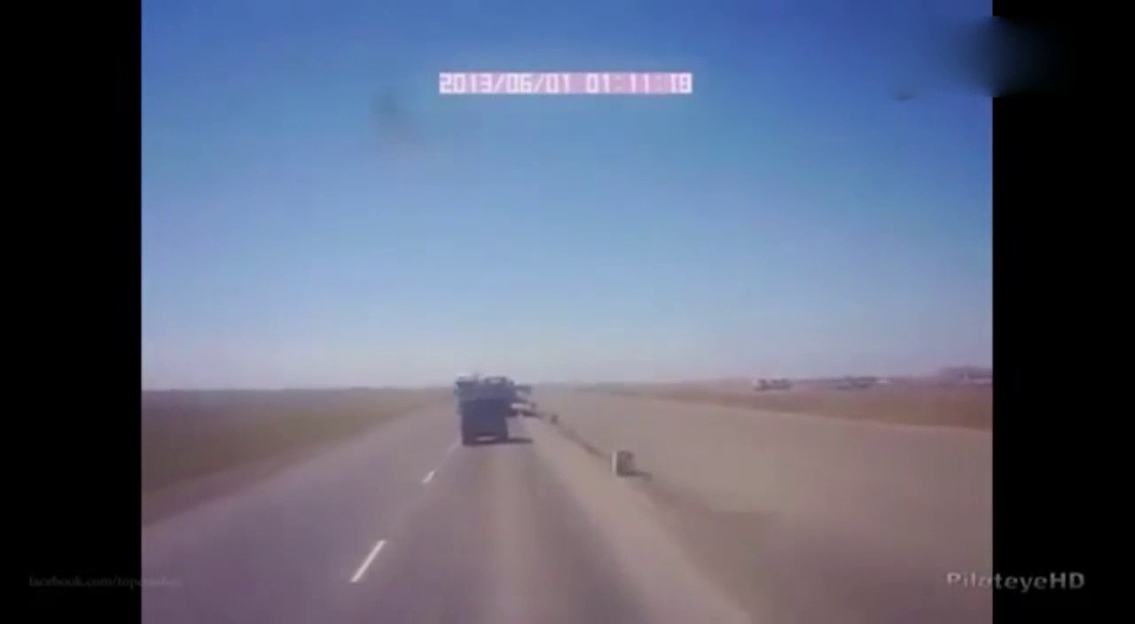 是福不是祸是祸躲不过， 外国大卡车惨烈车祸