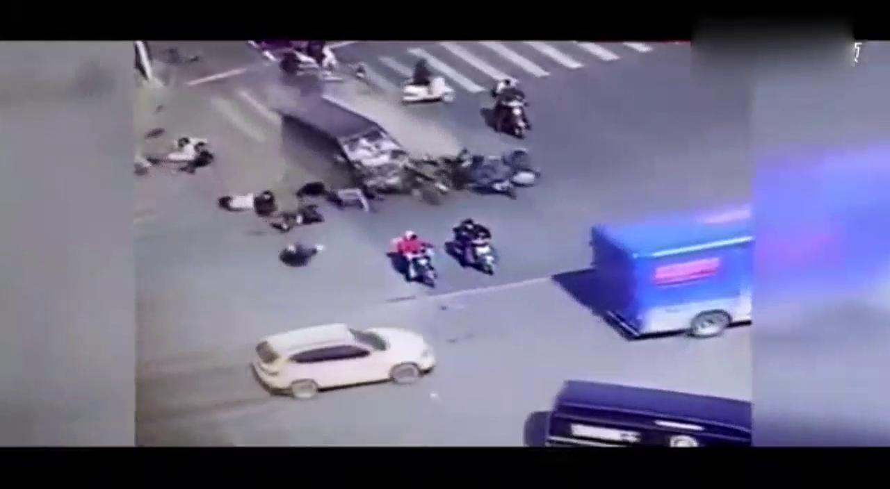 一辆面包车撞了多辆电动车，现场惨不忍睹