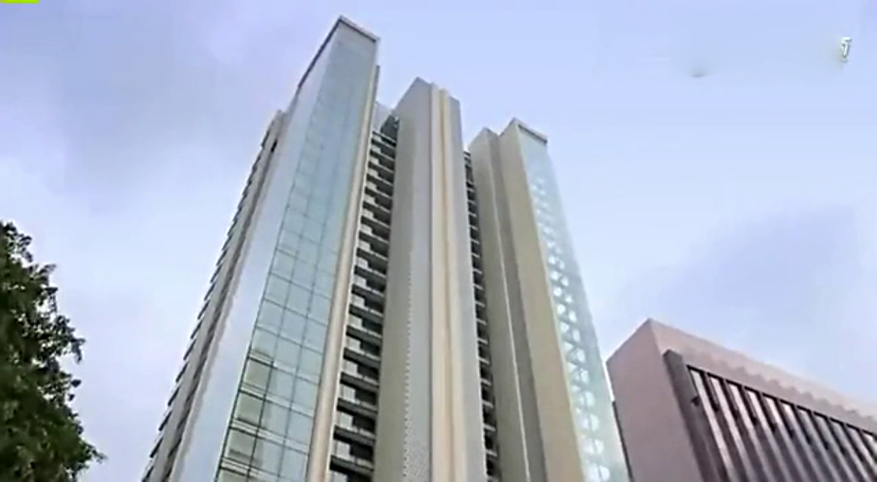 看富豪是怎么把超级跑车停到客厅的！