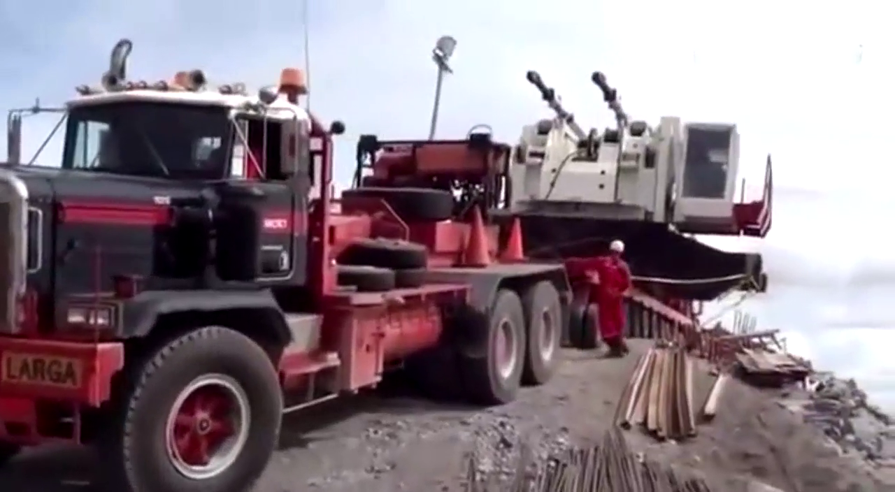 难以置信的卡车事故！我相信是自己掉沟里去的