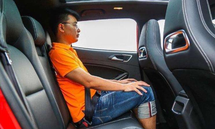 为啥德系车后排地板凸起，日系车却是平的？其实答案很简单