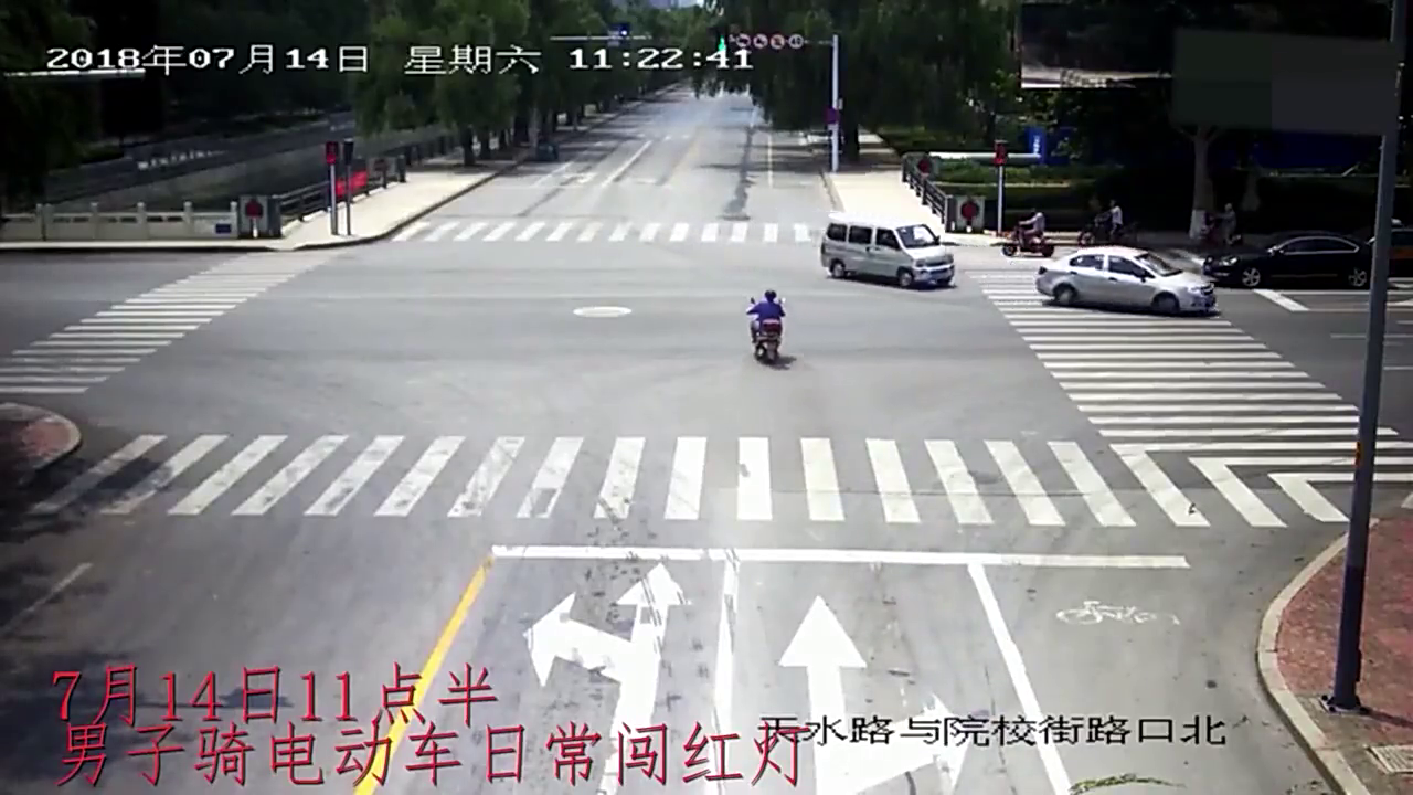 电动车男子闯红灯引发事故，接下来发生的一幕，更新让人胆寒
