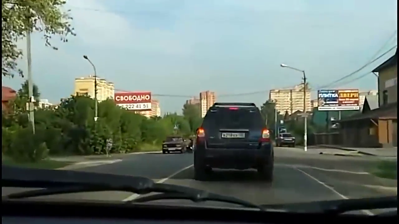 电动车司机路口不看车，与直行小轿车撞车，司机懵了