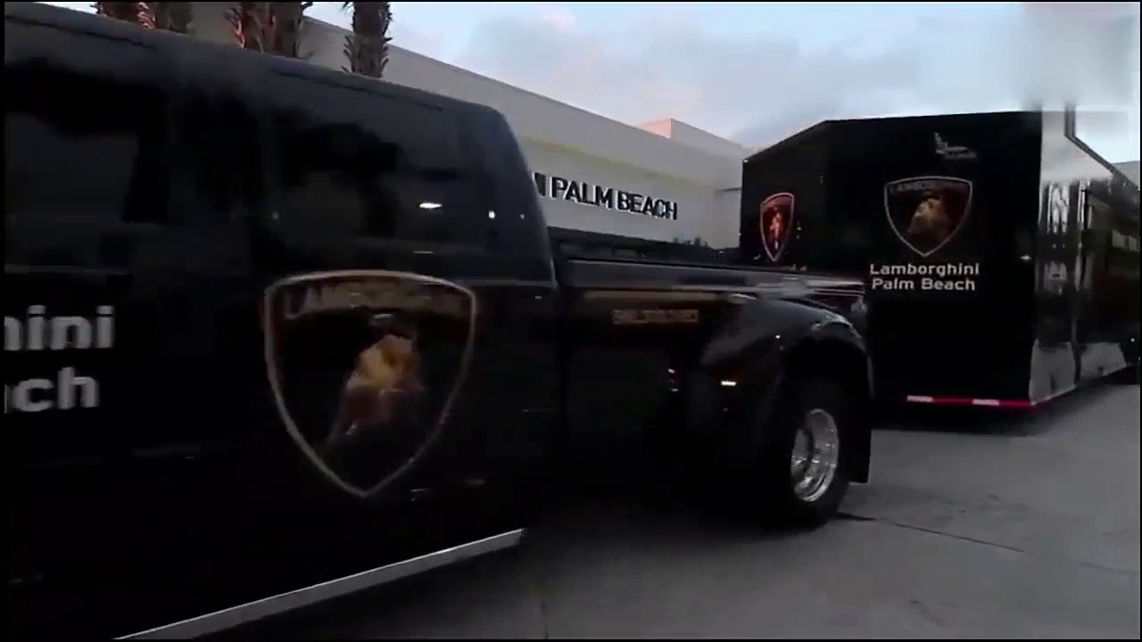 当女司机把车膜掀开那一刻，才知道什么叫超级跑车！