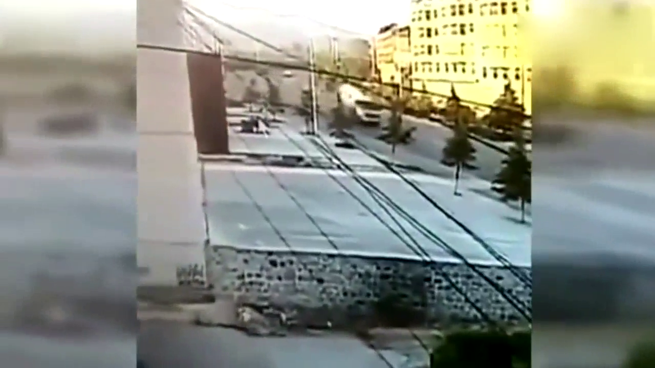 大货车急刹大漂移，也没能挽救横穿的电动车