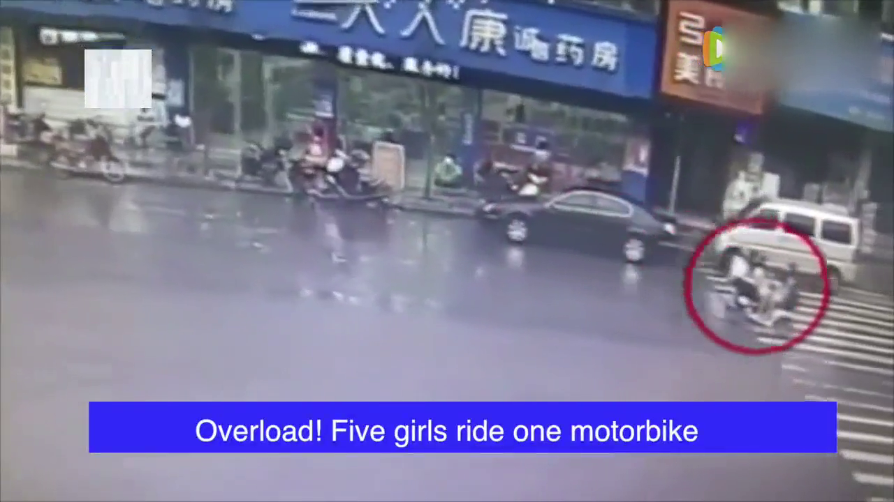 太侥幸！五个姑娘同坐一辆电动车逛街