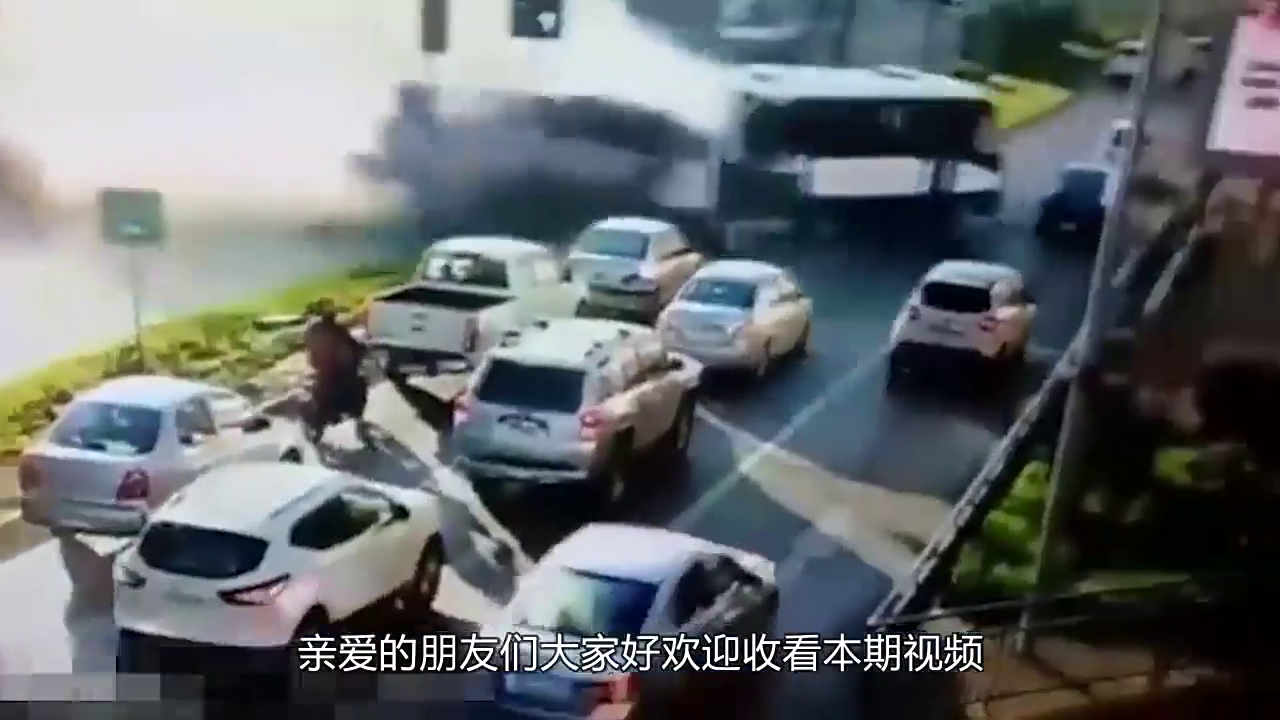 客车正在行驶刹车失灵，损毁多辆车，场面不是一般的惨