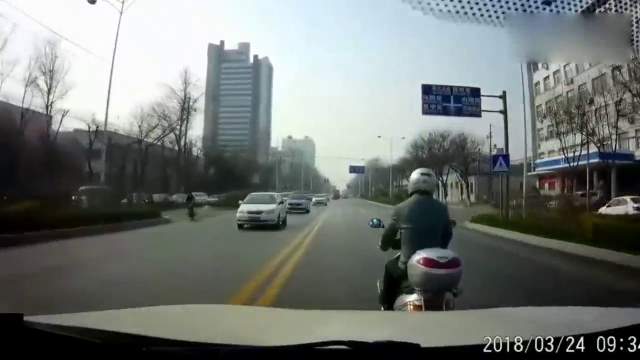 后车在疯狂鸣笛警告，无动于衷的电动车司机惨被大货车碾压