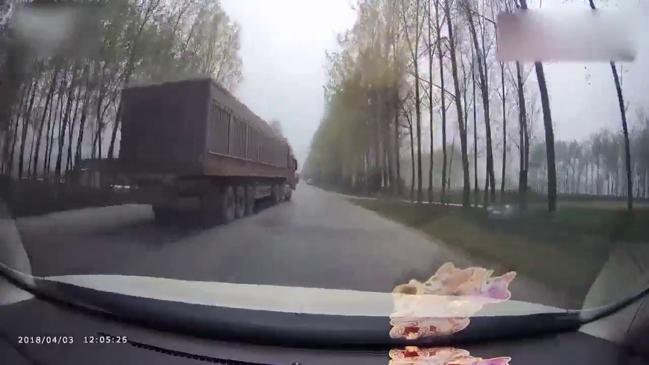 大货车差点翻车，电动车逃过一劫