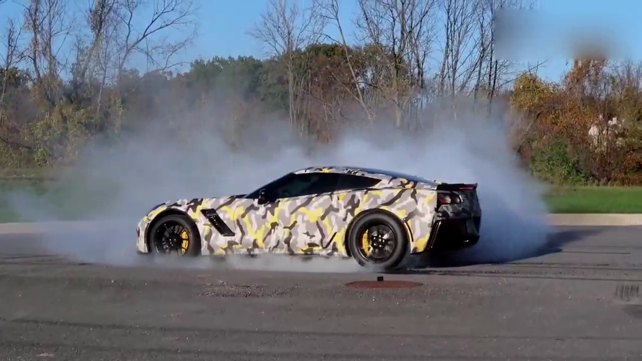 号称五菱的超级跑车倒车有多快，问问旁边的丰田普锐斯就知道了