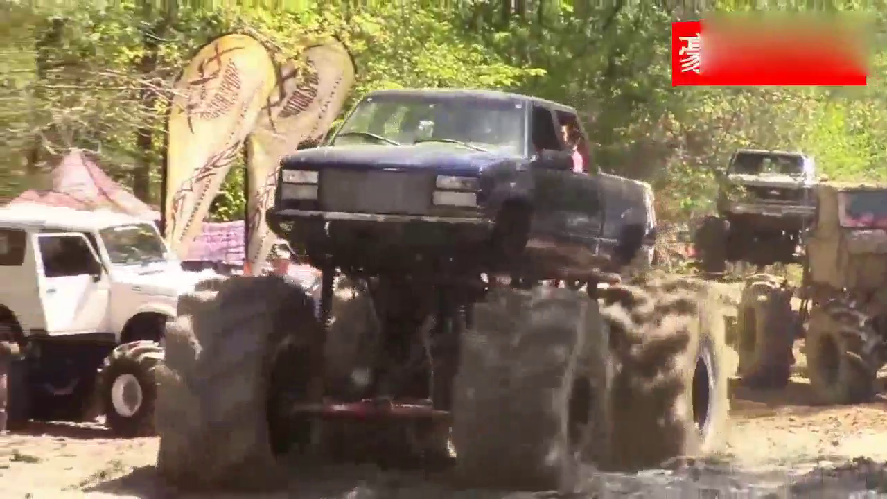 大轮胎卡车在泥潭中疯狂加速
