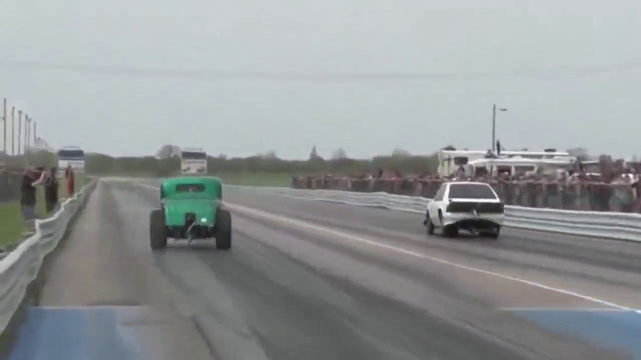 大马力改装车加速比赛 司机脚抖意外撞车