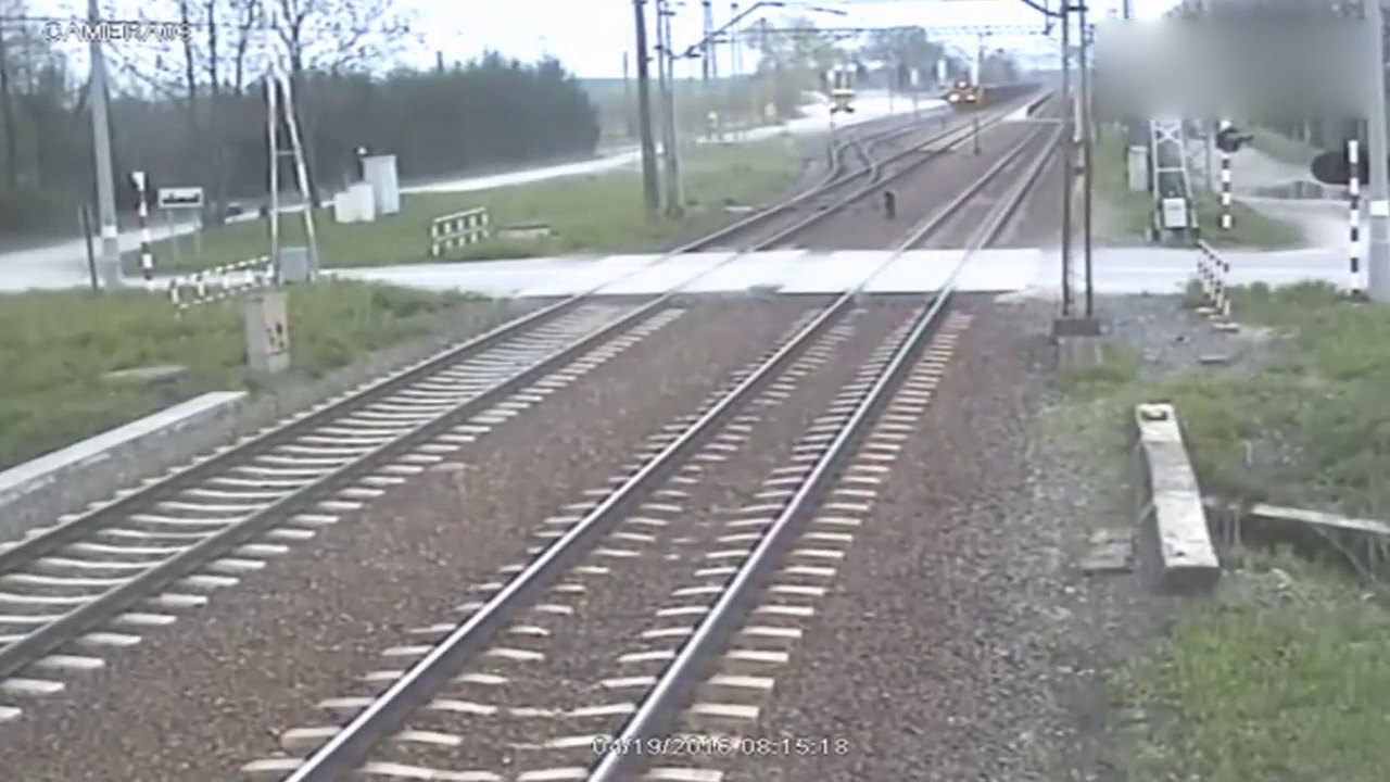 太危险了 自卸卡车挂断火车道口高压线