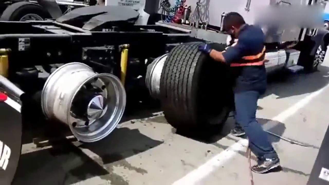 几分钟安装4个卡车轮胎, 技术厉害了