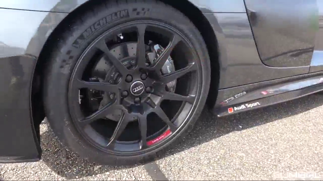 奥迪R8遇上保时捷跑车，一脚油门下去，胜负已定！