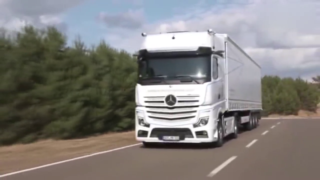 奔驰新一代半挂卡车用摄像头取代后视镜, 并配备主动刹车