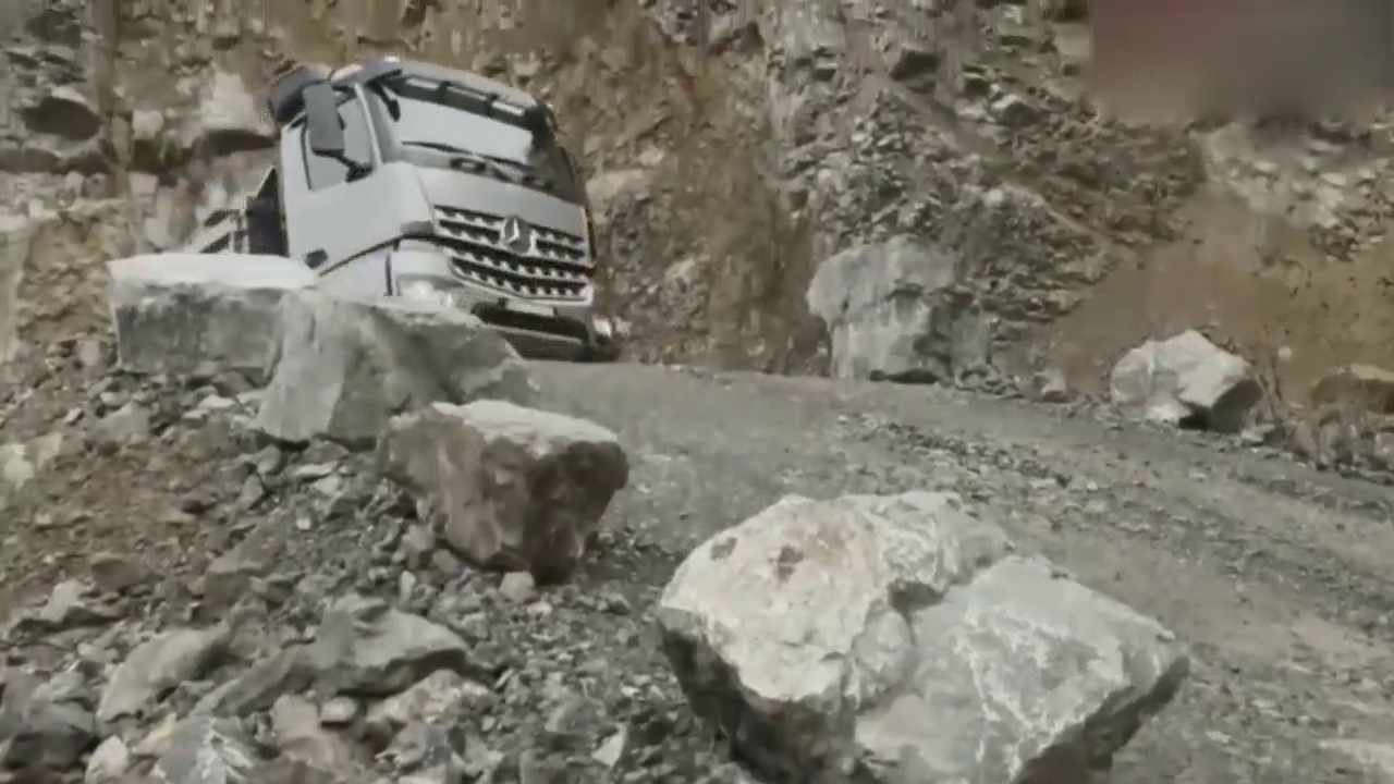 奔驰大卡车，沙滩打滑测试