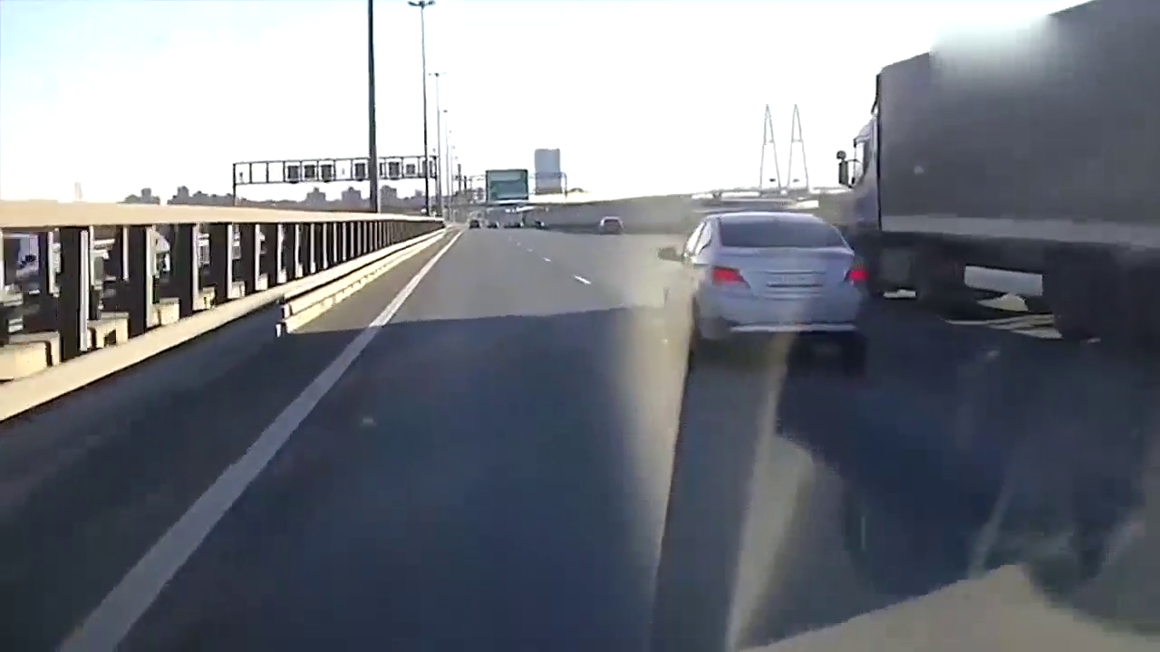 奔驰高速路上突然变道，宝马无奈撞上大卡车，砸到奔驰都没敢停车