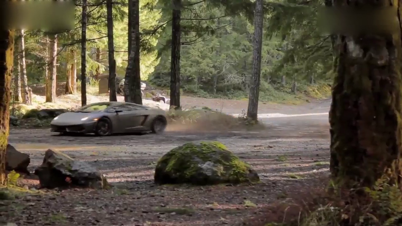 开500万的跑车去越野会怎样？事实证明：小钢炮行的蛮牛也行！