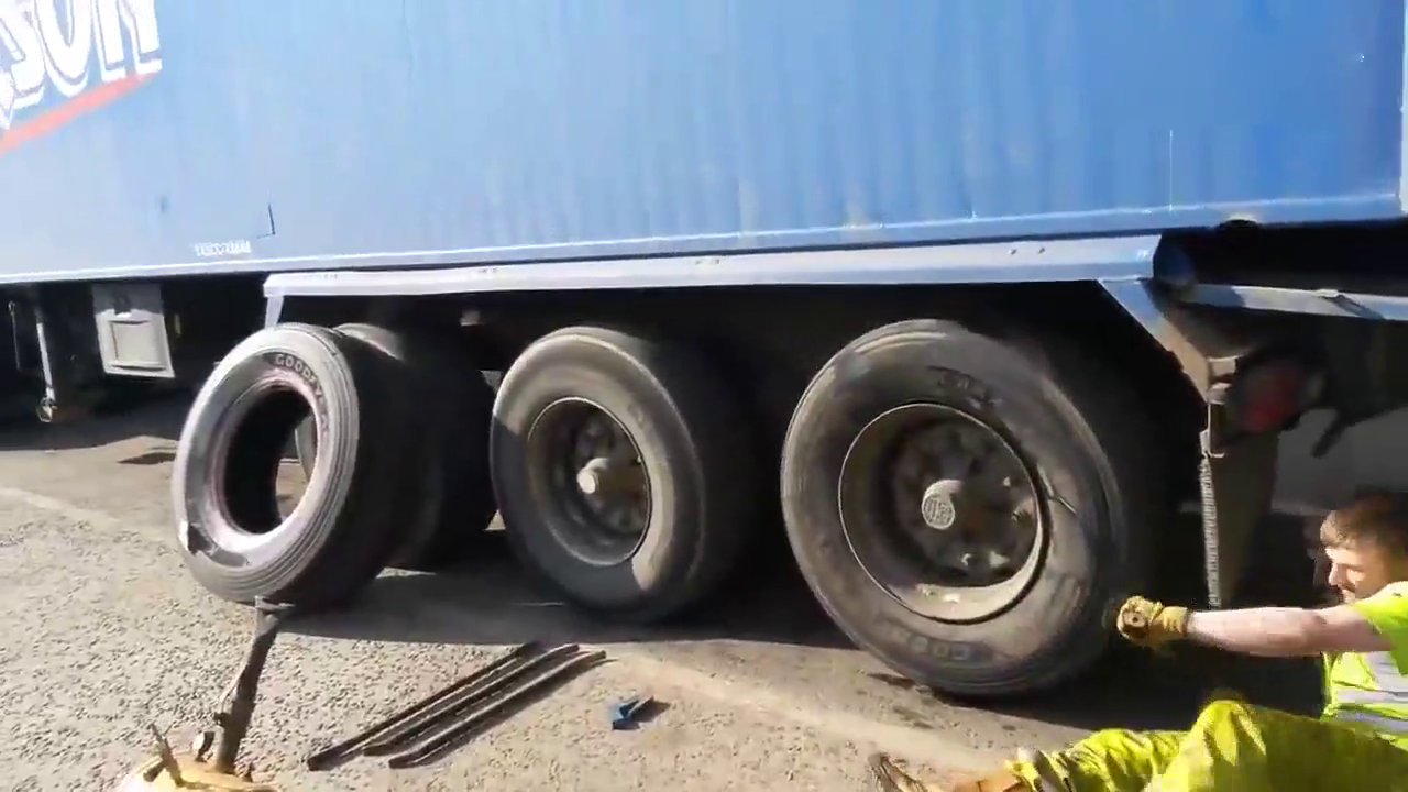 开挂系列 外国小哥超快速换大卡车轮胎 大卡车轮胎原来这样换