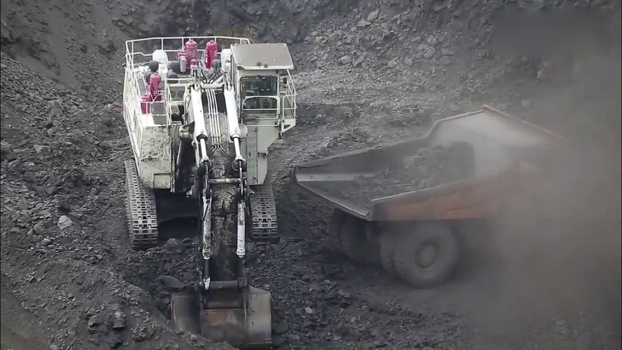 这么大的挖机，卡车三勺就搞定！