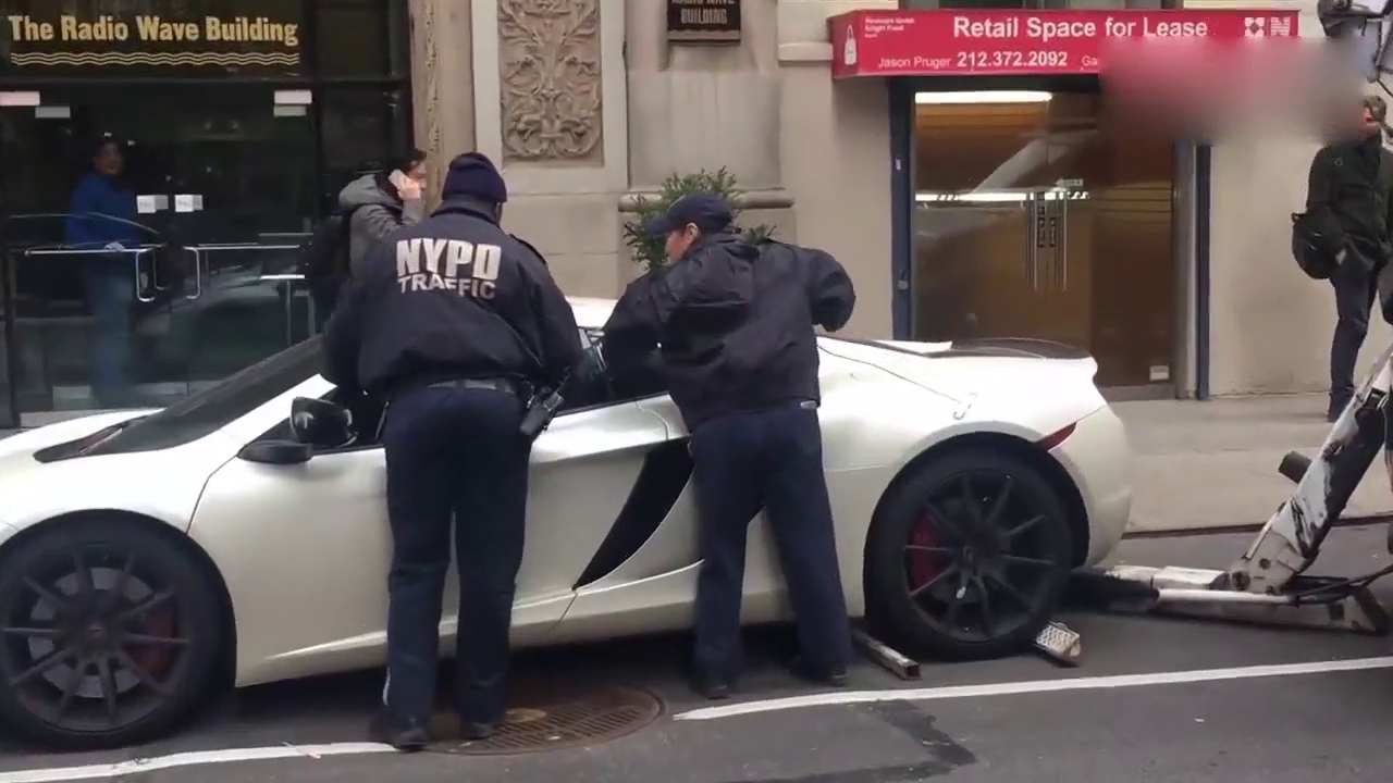 这好的跑车被拖车的翘了，司机会不会心疼！