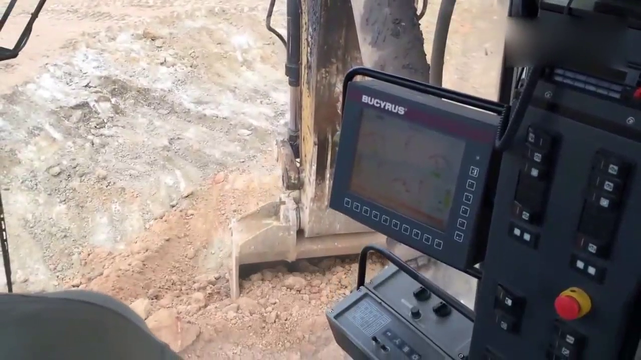 这么大的卡车也就三铲，效率还是很快的！