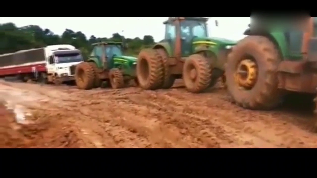 这么多架拖拉机就为了救一辆卡车