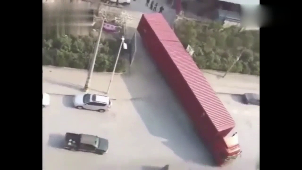 这么长的卡车倒车技术也是一流