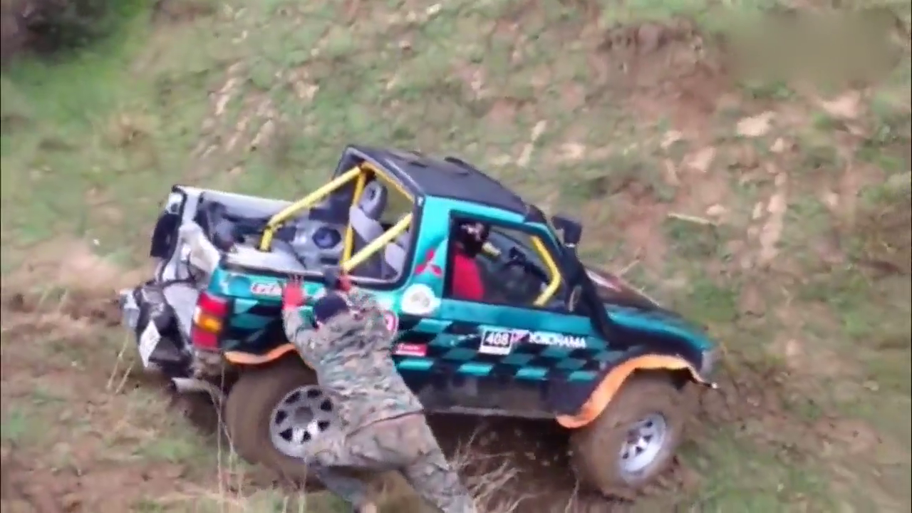 这是图什么呢？ 改装车暴力爬坡惨翻车