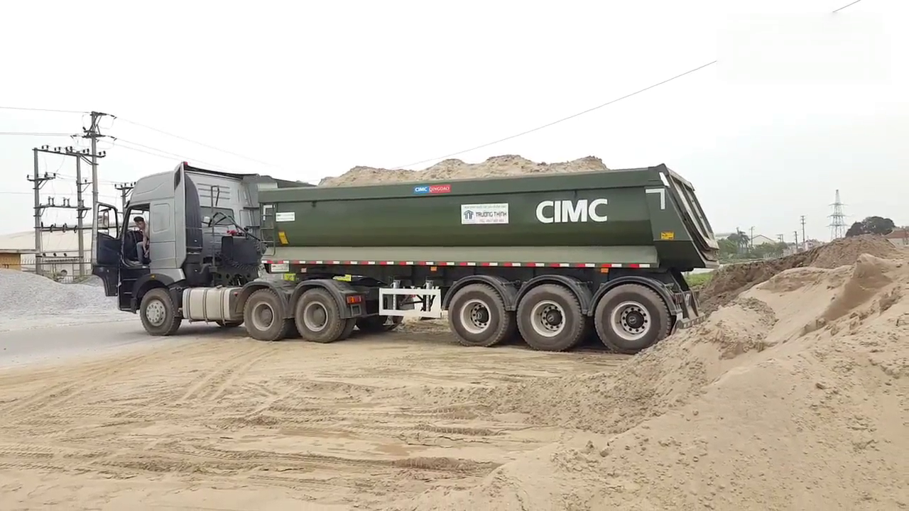 这么大的卡车卸细沙，一车应该有50吨