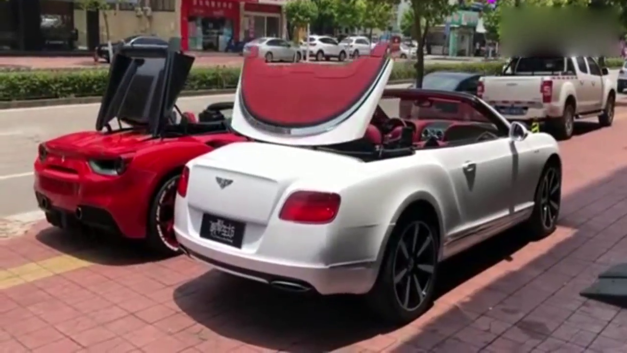 两辆敞篷跑车，比赛看谁的“变身”速度快！