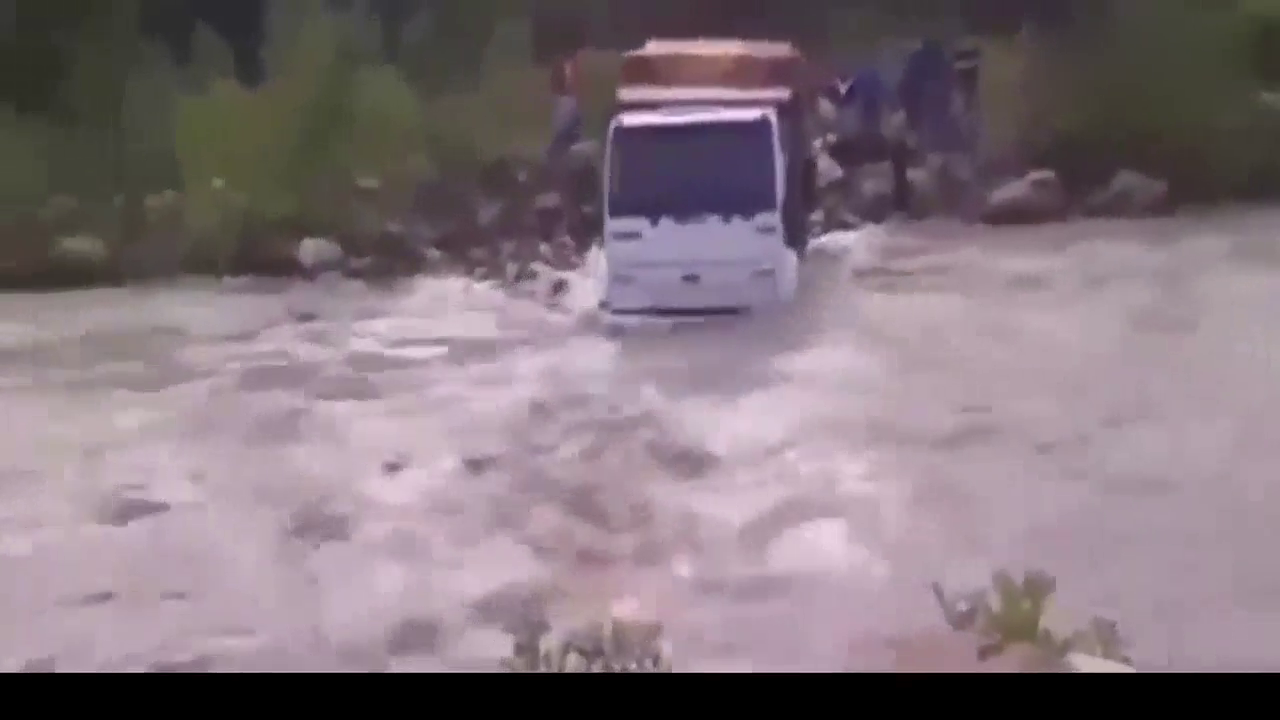 不要命的卡车司机，这么大水还强行过河