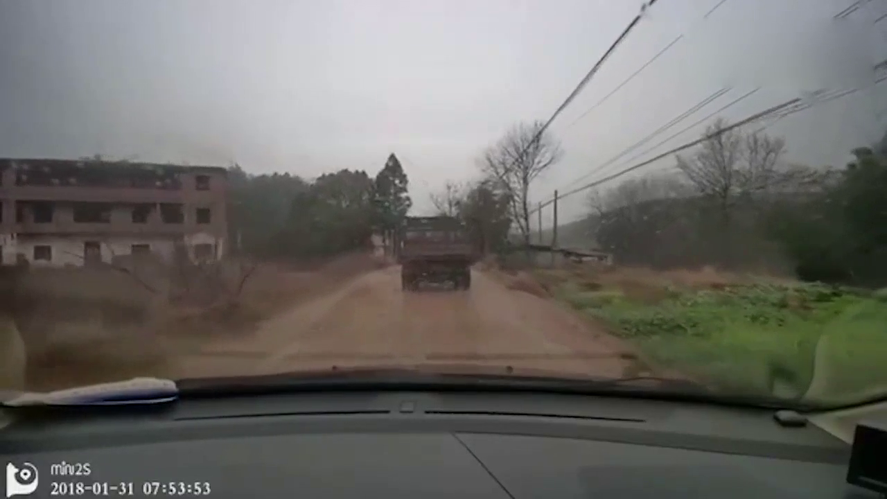 卡车后挡板突然打开，一巴掌把电动车主扇飞