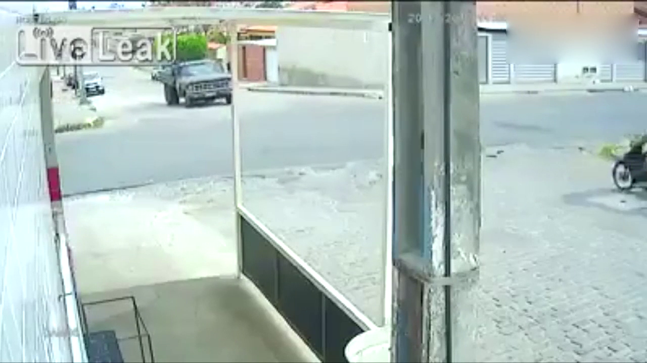 卡车司机路口等了半天，结果悲剧还是发生了