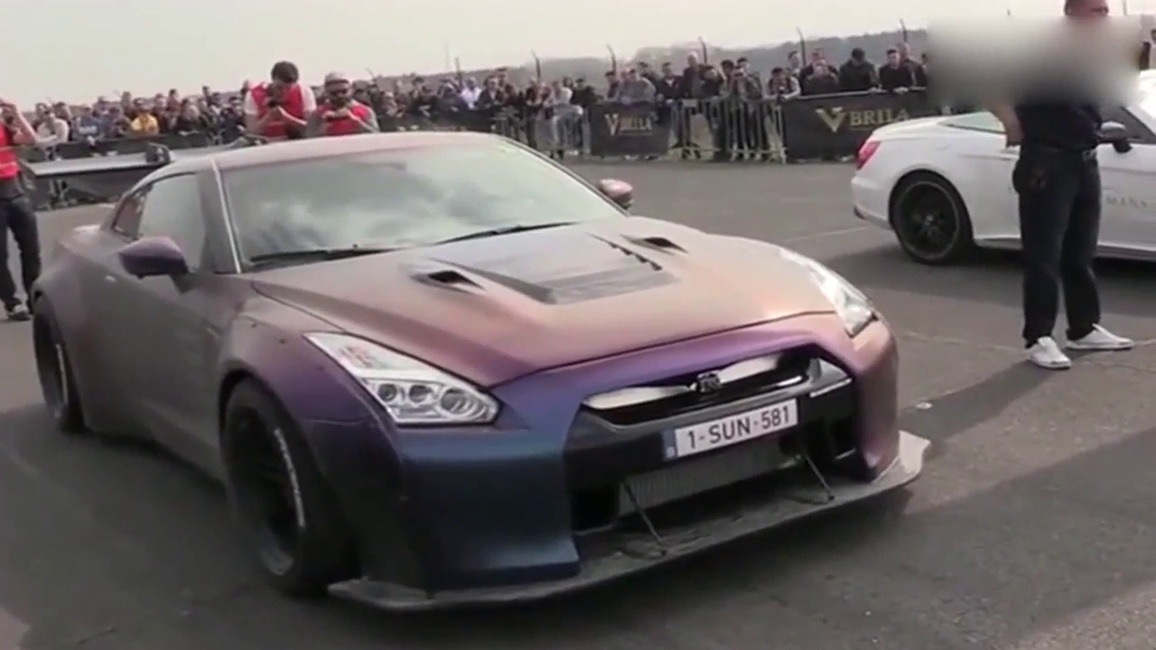 开个奔驰小跑车也敢和我斗，话音未落就打脸了