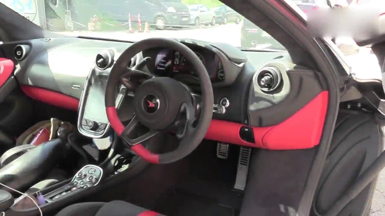 开跑车的都喜欢这样？外国街头听见迈凯伦的“咆哮”