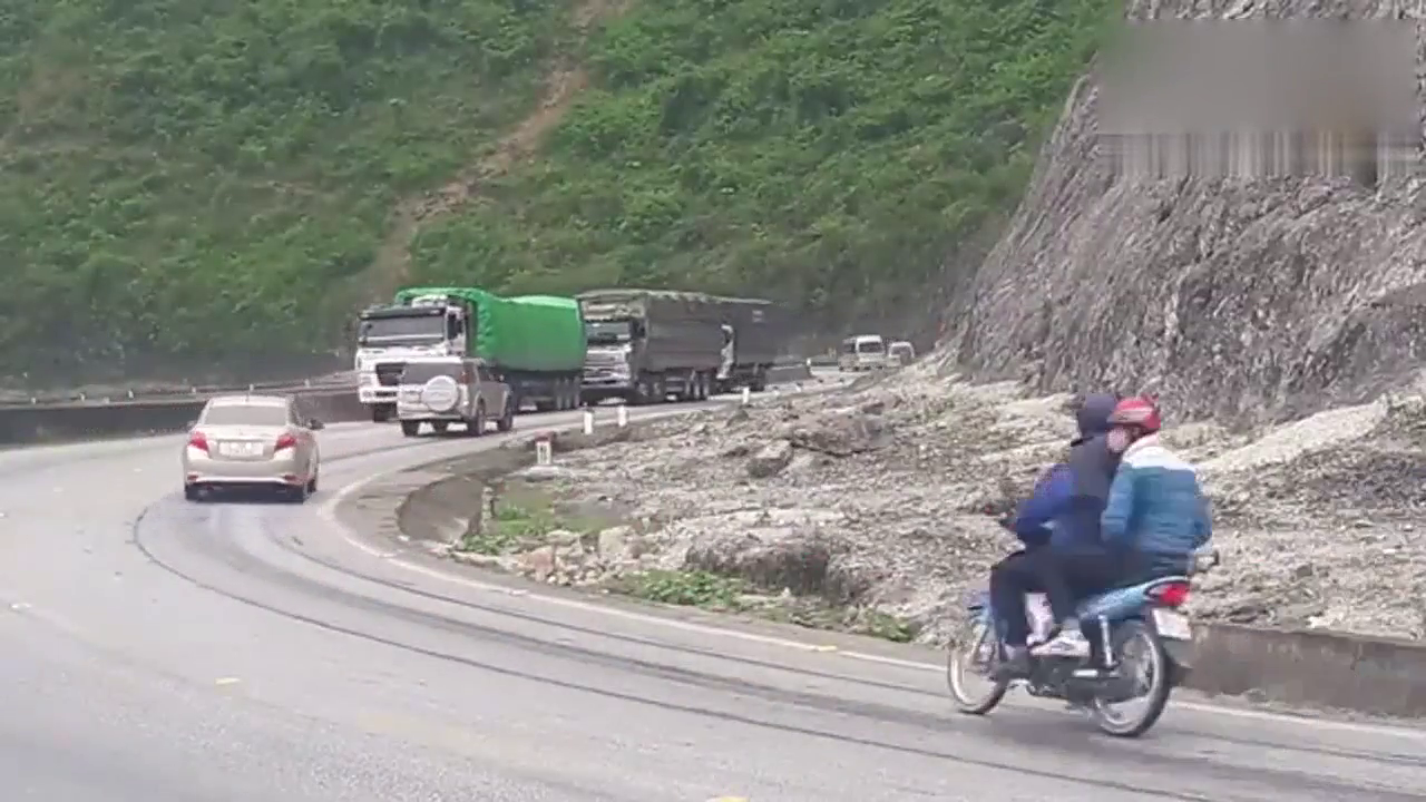 第一次见，竟然有现代牌卡车，爬这个坡，好像很吃力